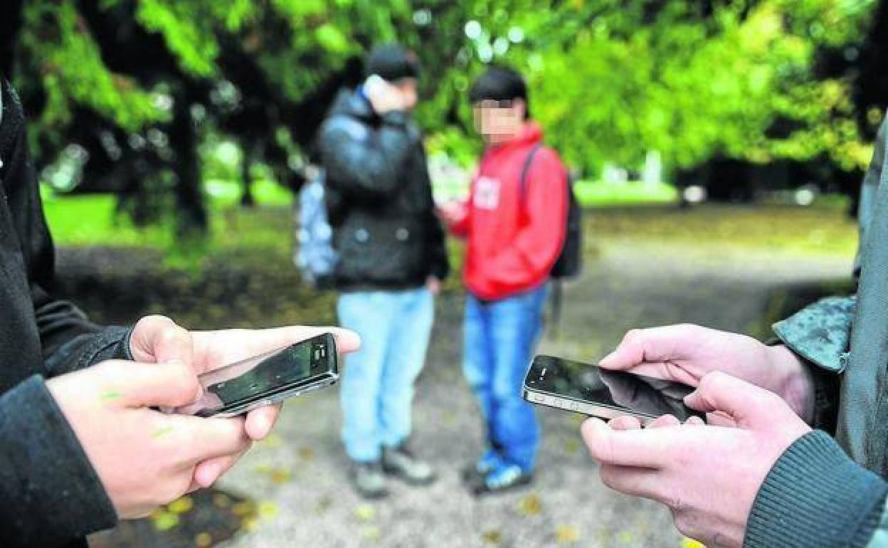 El Parlamento Vasco deja en manos de los colegios decidir el uso de los móviles