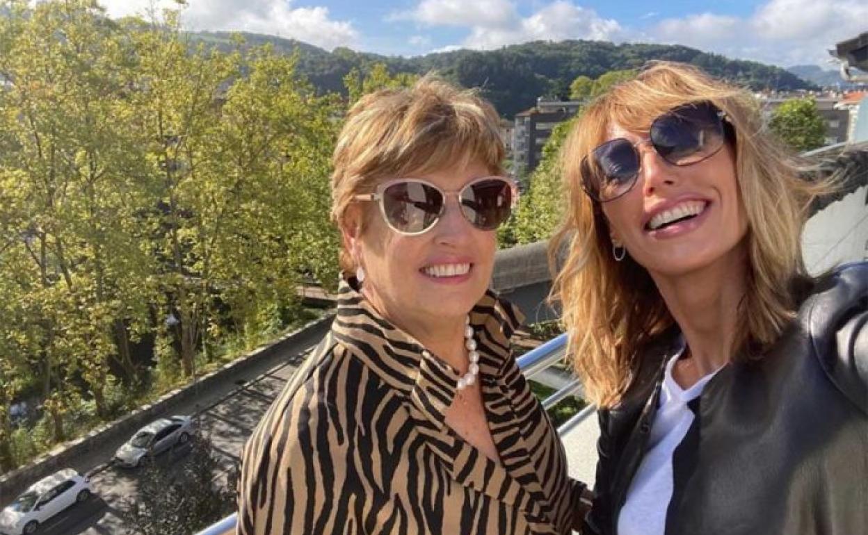 Emma García disfruta de su madre en su localidad natal