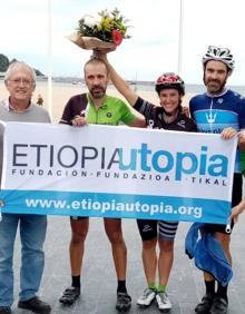 Imagen secundaria 2 - Ciclistas navarros acompañaron al grupo en el puerto de Izpegi (Erratzu). Enara Oronoz y Ion Mendia, en el col du Soulor, cerca del Aubisque. Miembros de la Fundación Etiopía Utopía.