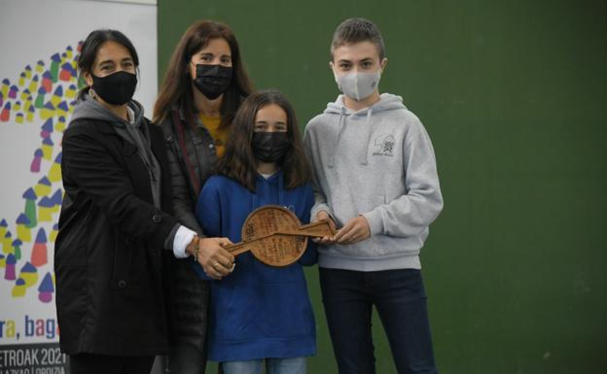 Uzturpe ikastolako ordezkariak lekukoarekin.