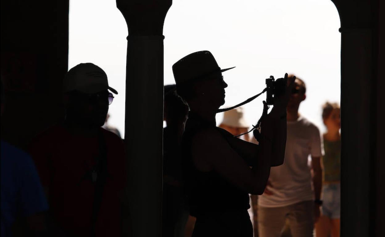 Varios turistas visitando por Málaga. 