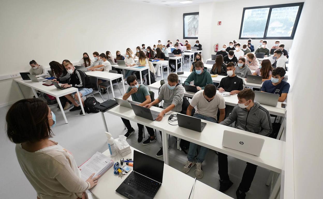 Alumnos, de vuelta a clase en la Universidad de Deusto