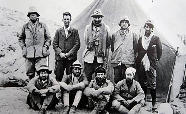 Expedición británica de 1924 al Everest con, entre otros, Andrew Irvine y George Leigh Mallory (los dos primeros por arriba a la izquierda).