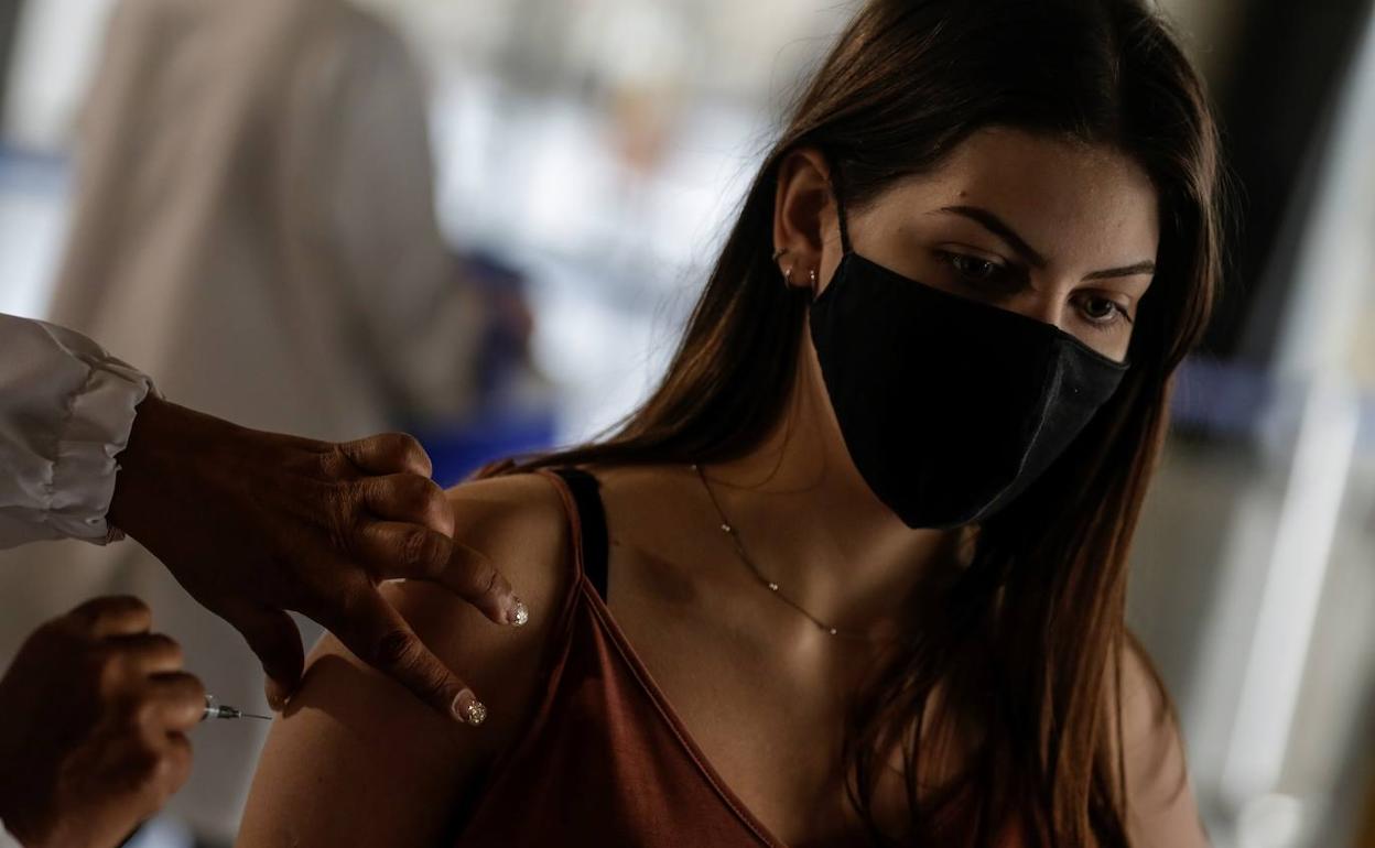 Salud fijará un nuevo calendario para poner la tercera dosis de Pfizer a los mayores de 18