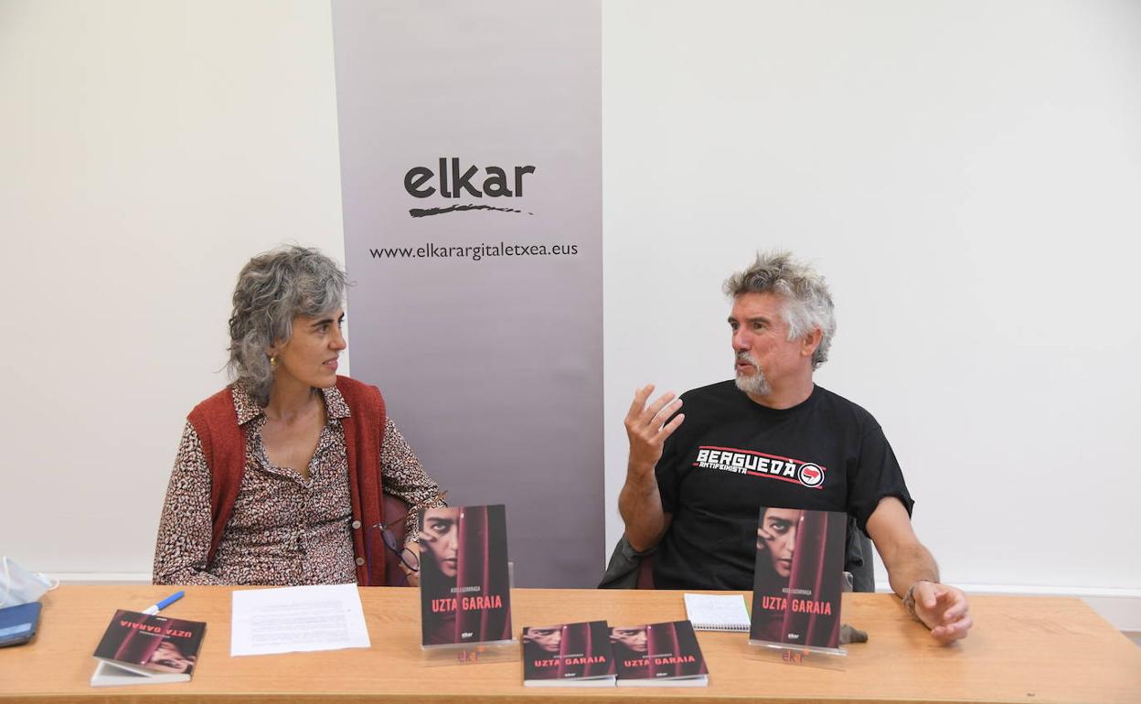 Antxiñe Mendizabal editorea eta Asel Luzarraga egilea, aurkezpenean. 