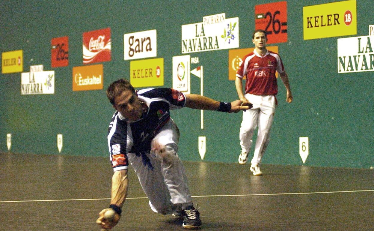 Olaizola II llega a una pelota complicada con Beloki al fondo, el 18 de mayo de 2003 en el Astelena. 