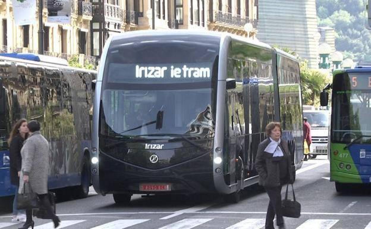 El autobús eléctrico de Irizar en el centro de San Sebastián