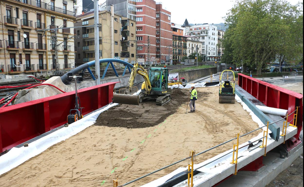 El nuevo puente está listo para ser colocado en su ubicación definitiva.
