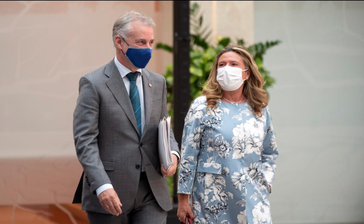 El lehendakari, Iñigo Urkullu, y la consejera de Salud, Gotzone Sagardui, se dirigen a la reunión del LABI.