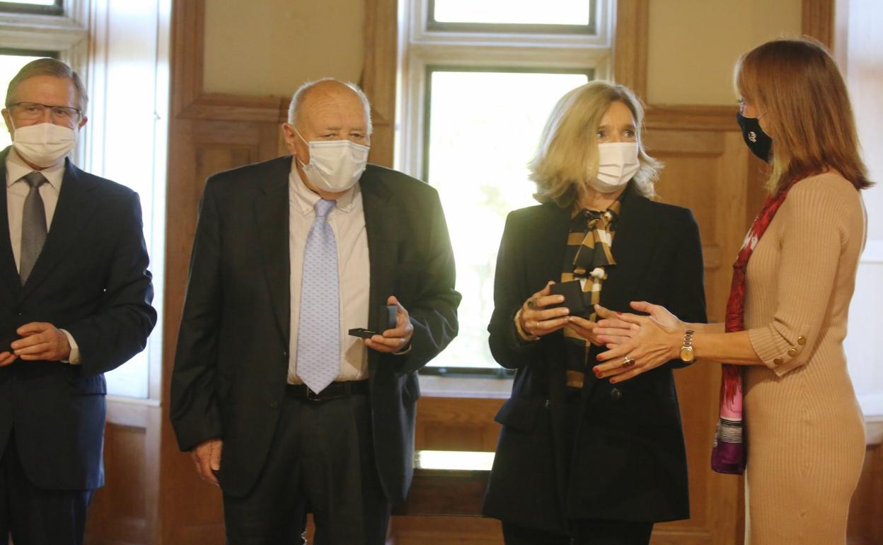 Entrega de detalles conmemorativos a los representantes de los Cursos de Verano de la UPV/EHU. 