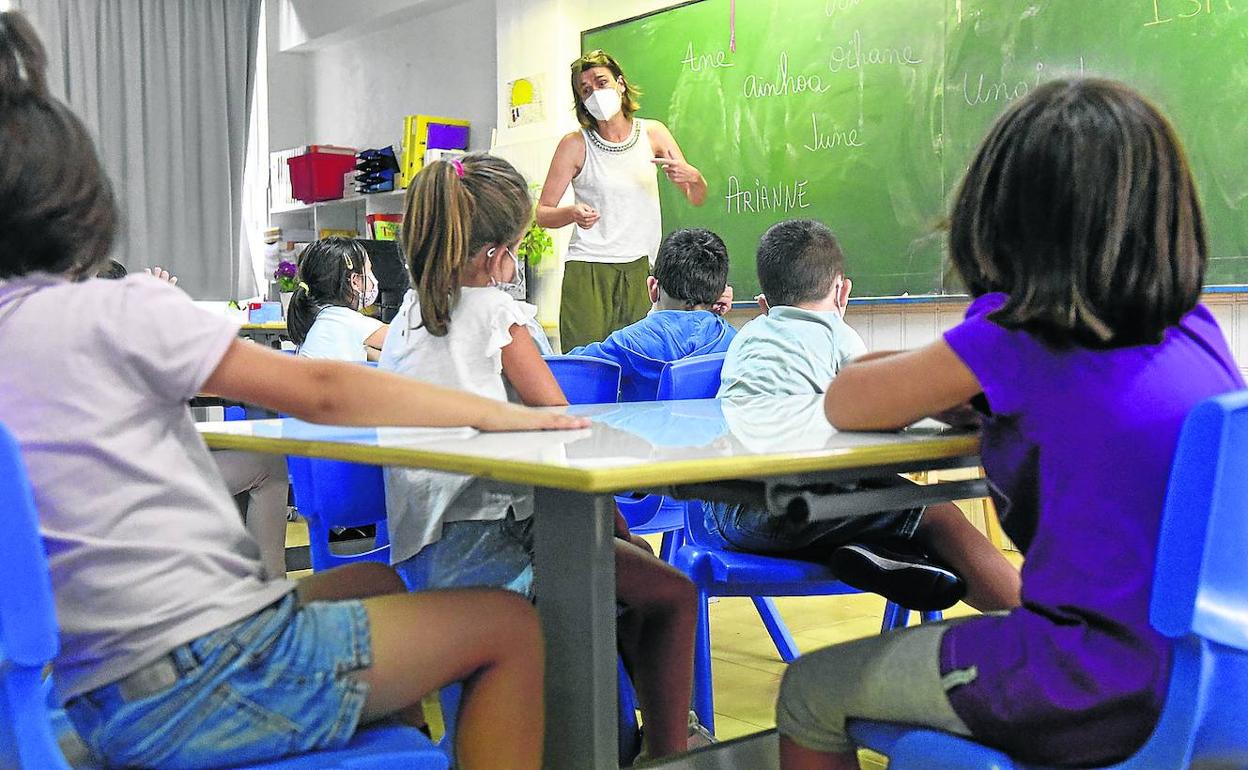 Alumnos de Primaria siguen las explicaciones de su profesora. 