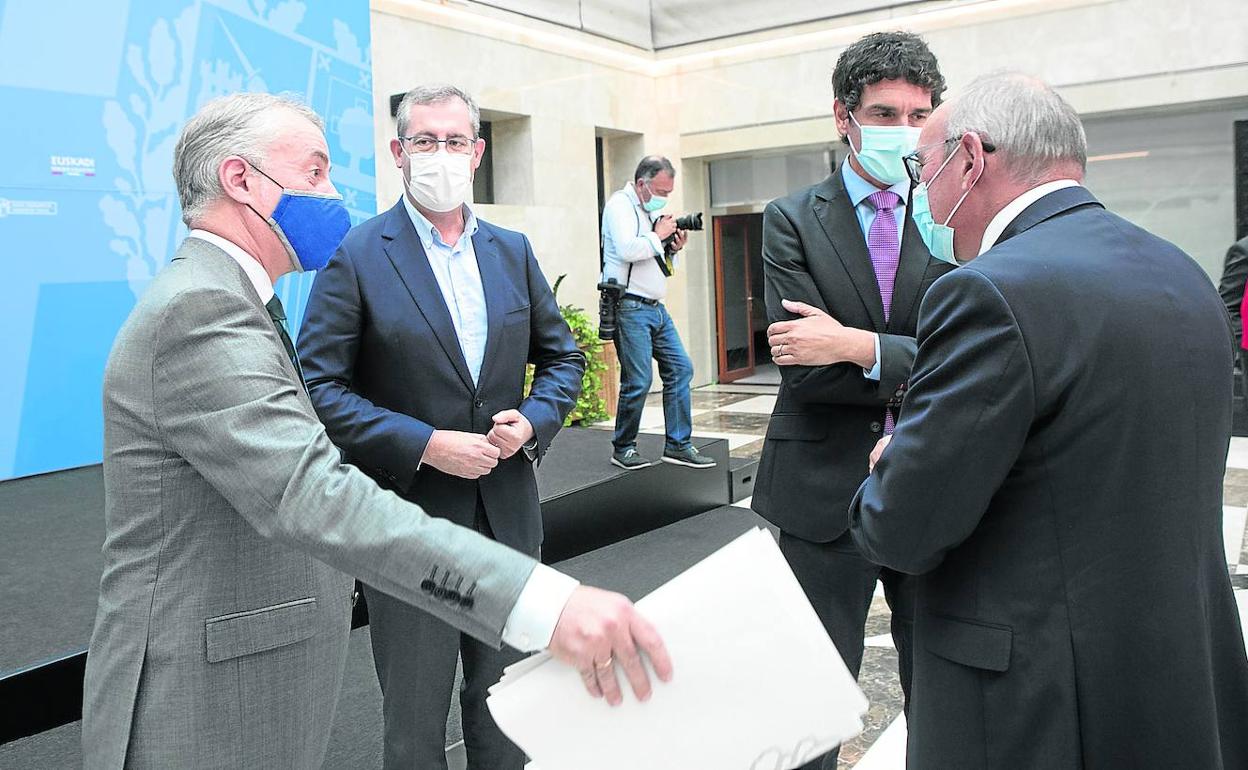 El lehendakari, con los diputados generales Olano, Rementeria y González ayer tras el último LABI. 