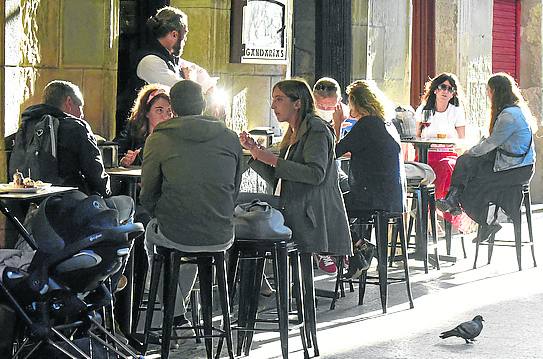 Ayer, mesas llenas en el exterior. Desde hoy, el consumo también se podrá hacer de pie. 