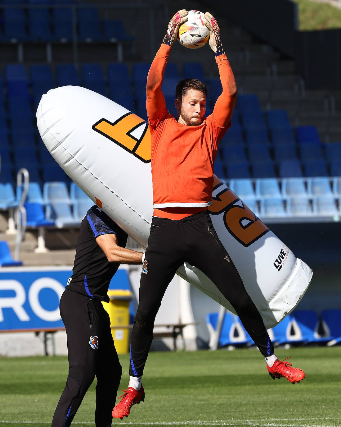 Remiro, en pleno salto.