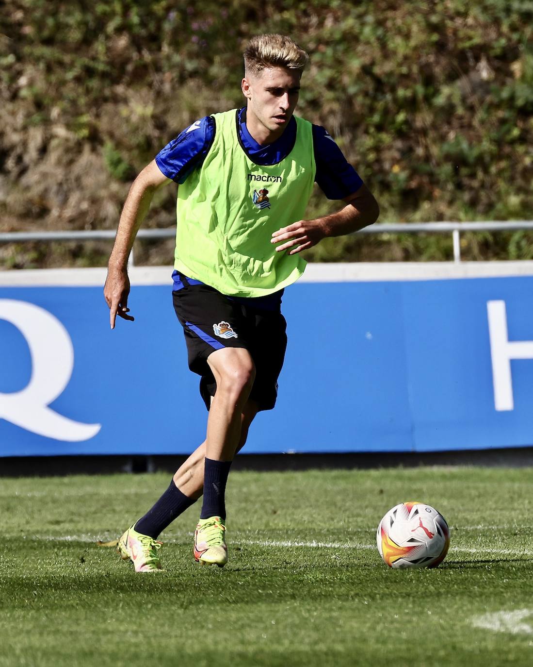 Robert Navarro conduciendo el balón.