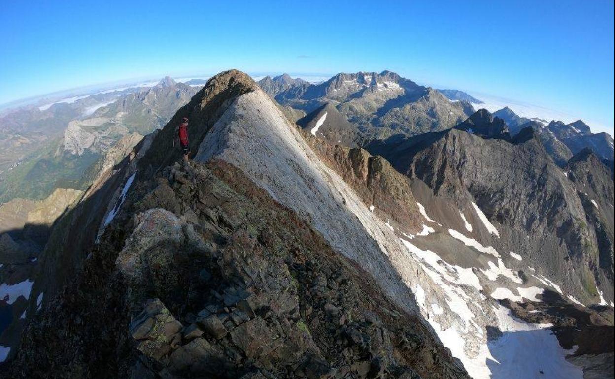 Zona somital de los Picos del Infierno, donde un montañero se halla contemplando la panorámica. 