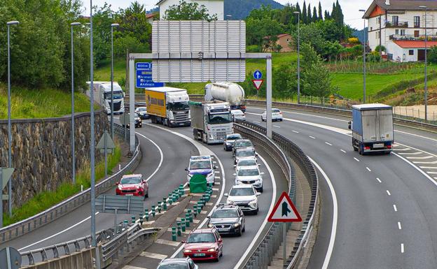 La multa de la DGT por pulsar las luces de emergencia para avisar de una retención