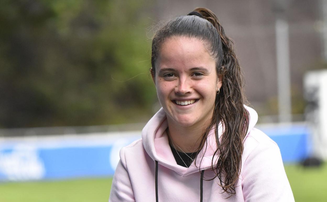 Nerea Eizagirre, sentada sobre el césped deZubieta, su lugar de trabajo diario. 