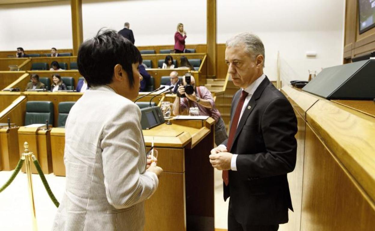 Maddalen Iriarte e Iñigo Urkullu conversan en el Parlamento.