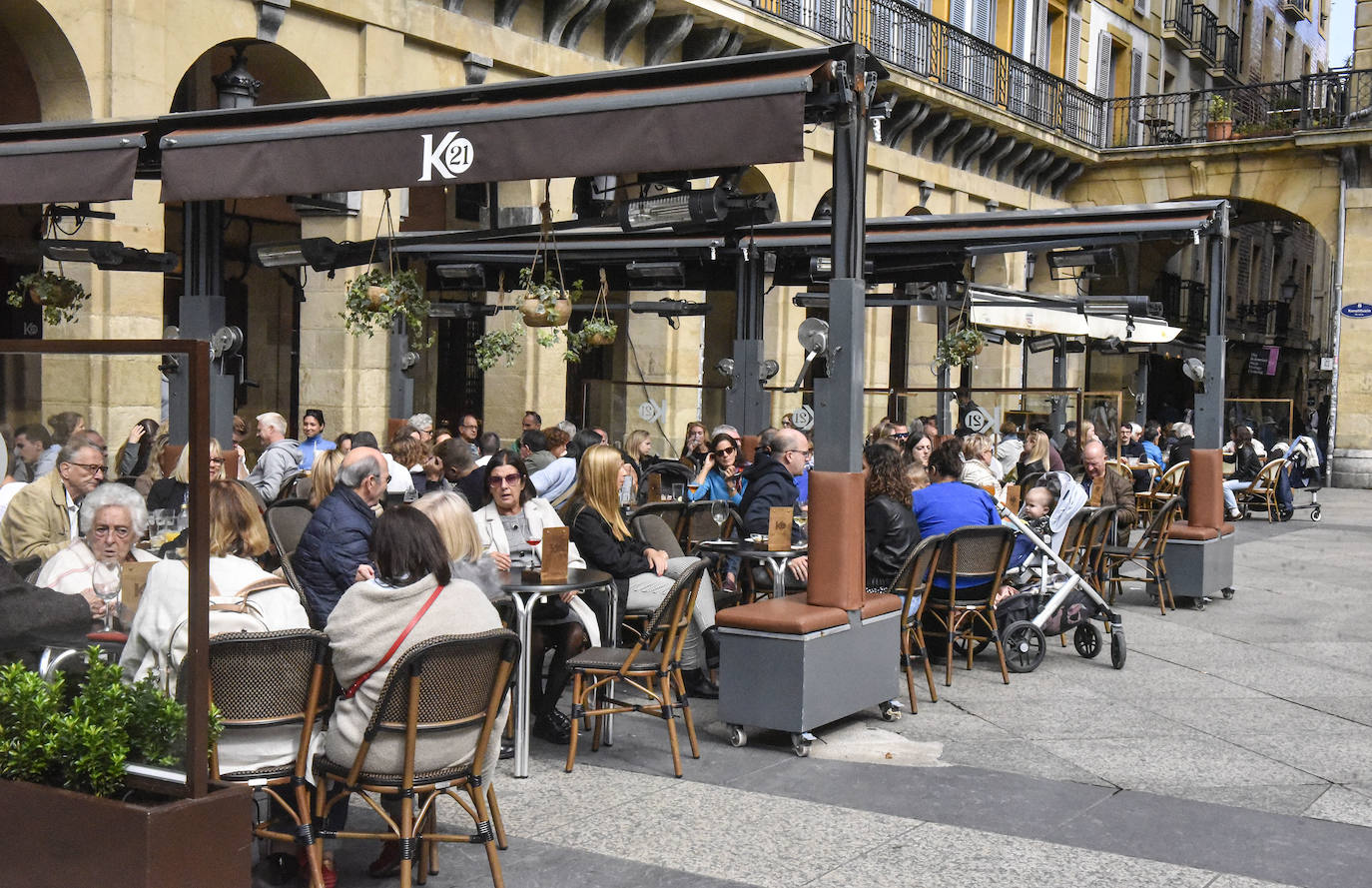 Fotos: Turistas llenan las calles y la hostelería de Gipuzkoa
