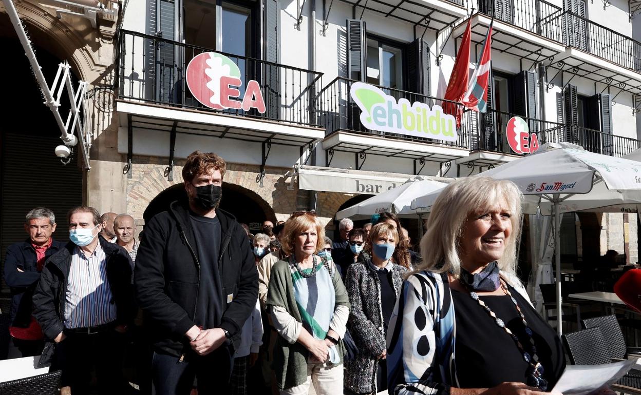 Militantes de Eusko Alkartasuna rechazaron ayer en Pamplona los expedientes de expulsión. 
