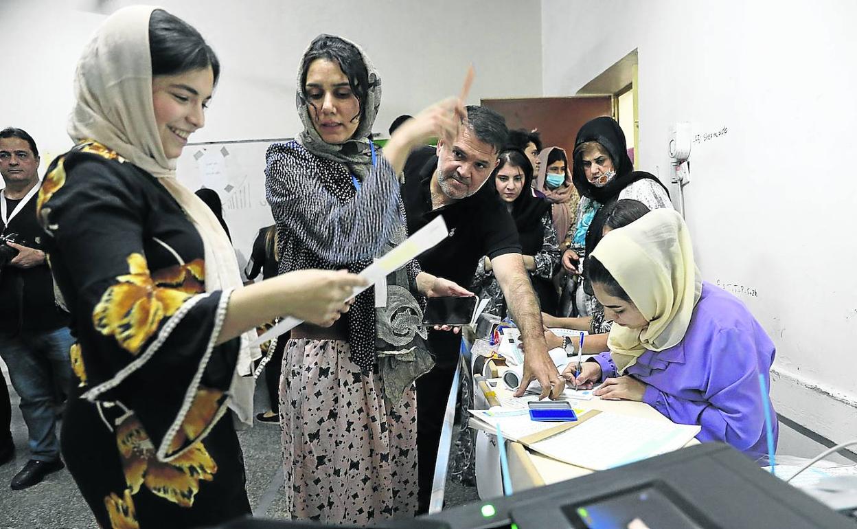 Empleados electorales y miembros de las fuerzas de seguridad han votado ya de manera anticipada en Irak, puesto que deben trabajar este domingo. 