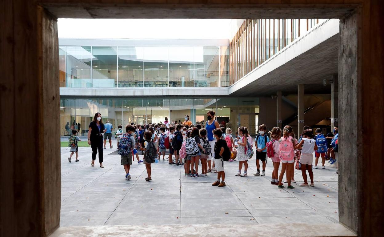 Escolares de la ESO estrenan hoy patios con distancia y sin mascarilla