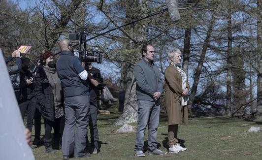 Iciar Bollaín junto a los dos protagonistas durante el rodaje.