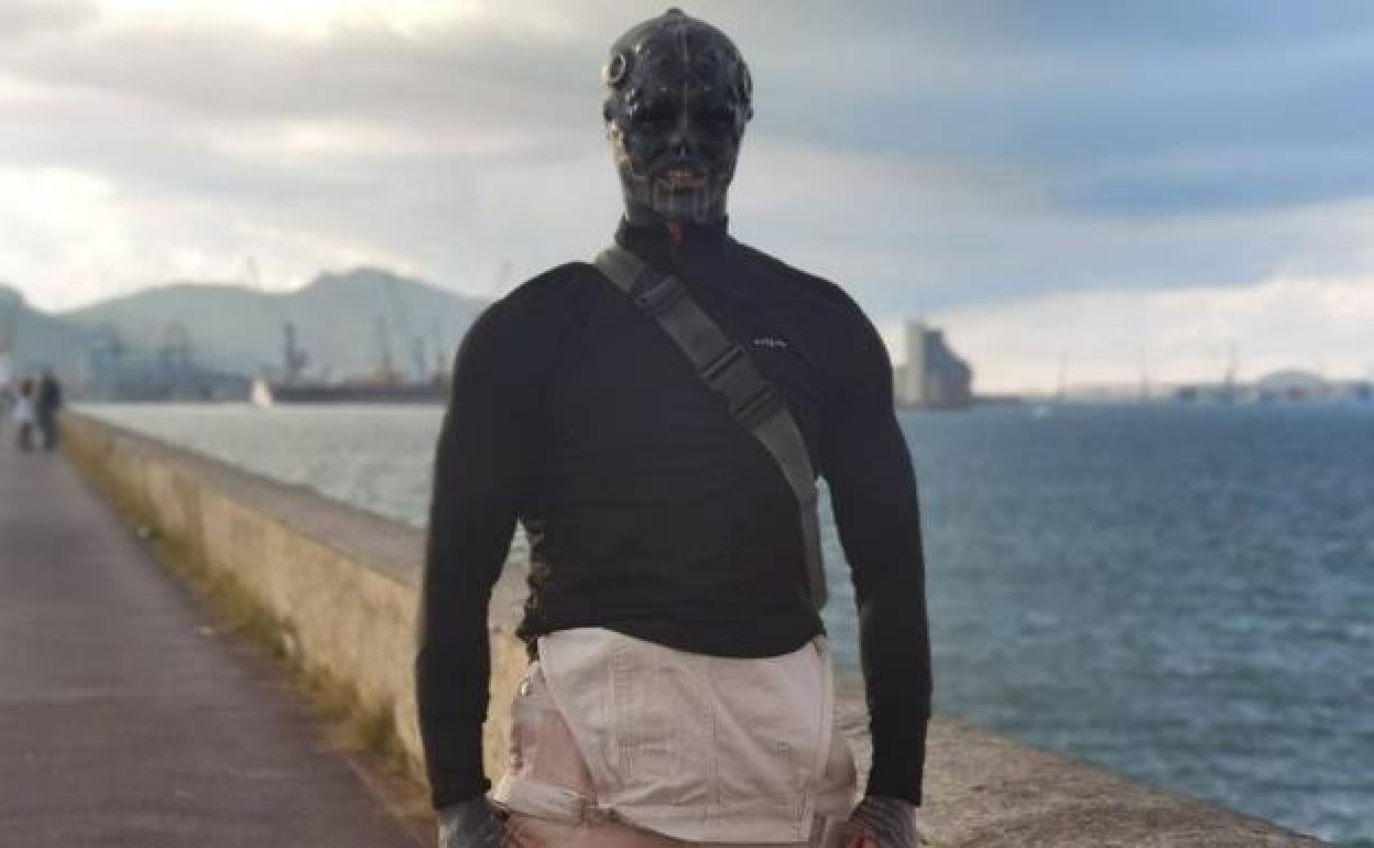 The Black Alien, el joven francés que quiere parecer un extraterrestre pasa el puente en Euskadi