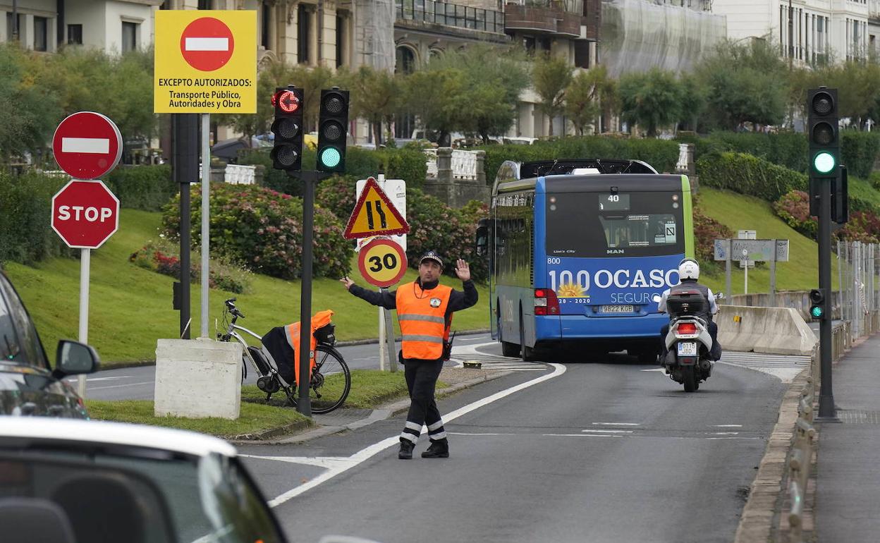 Un policía municipal dirige a los vehículos por la vía alternativa a las obras en el paseo de la Concha. 