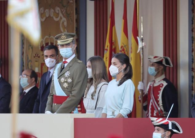 El presidente del Gobierno, Pedro Sánchez; el rey Felipe VI; la infanta Sofía; y la reina Letizia, durante el desfile militar en el Día de la Hispanidad, en Madrid.