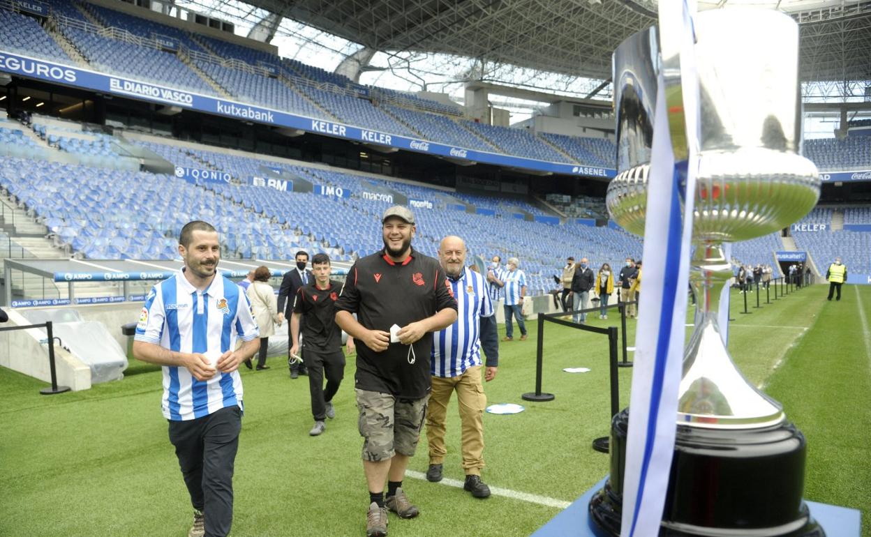 Aficionados se aproximan a la Copa cuando fue expuesta en Anoeta. 