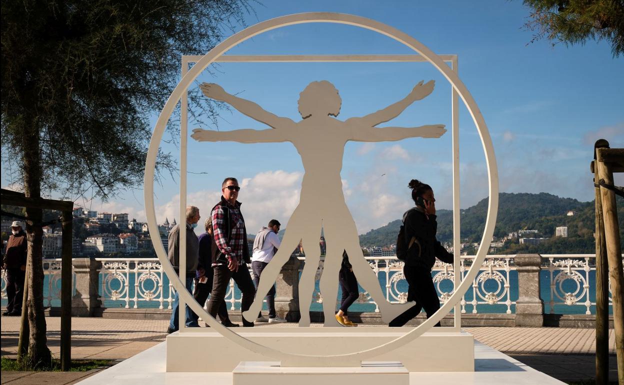 Una de las cuatro maquetas a gran escala colodas en el exterior.