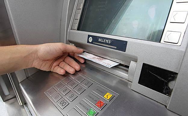 Esta es la nueva comisión bancaria: cobrar por retirar dinero en ventanilla