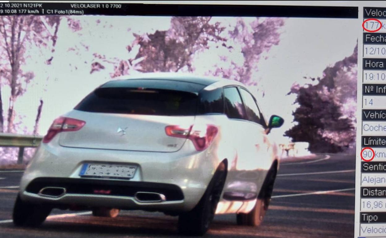 El vehículo captado por el radar a 177km/h en una vía de 90