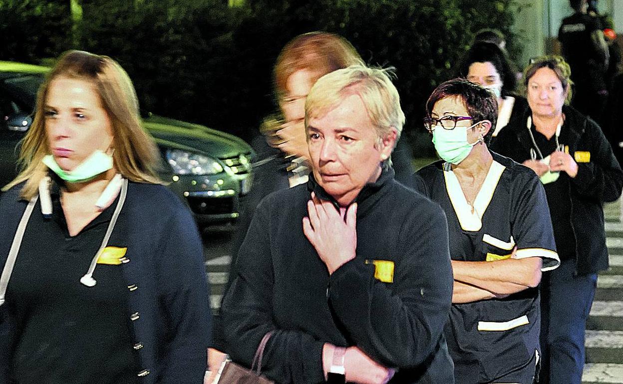 Personal del servicio de limpieza abandona con gestos de inquietud la facultad que había sido tiroteada.