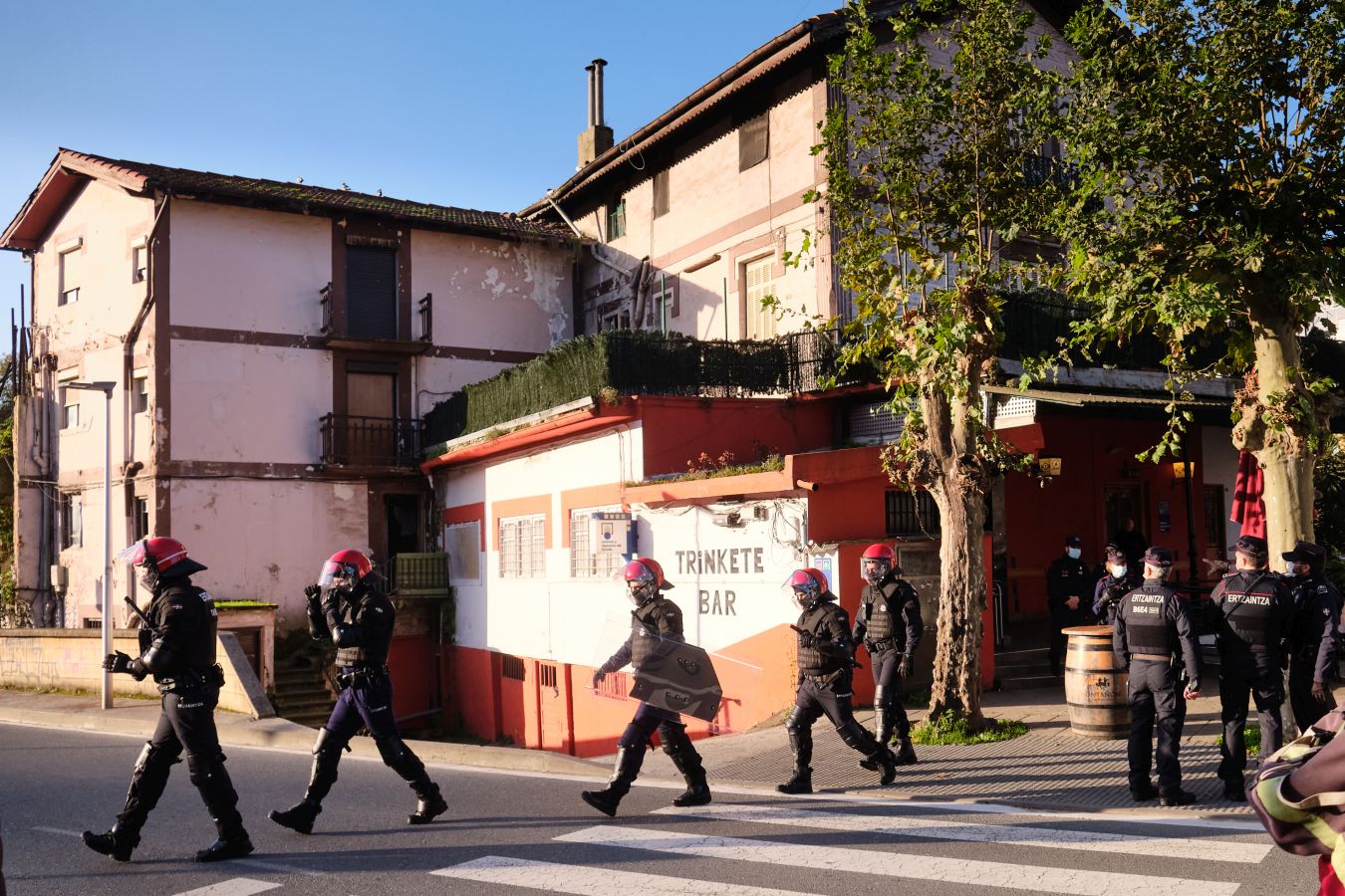 Fotos: Desalojan dos edificios ocupados en Donostia