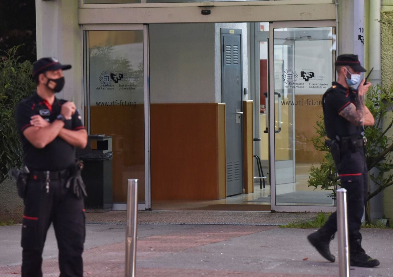 Fotos: Un hombre armado irrumpe en el campus de Leioa de la UPV/EHU