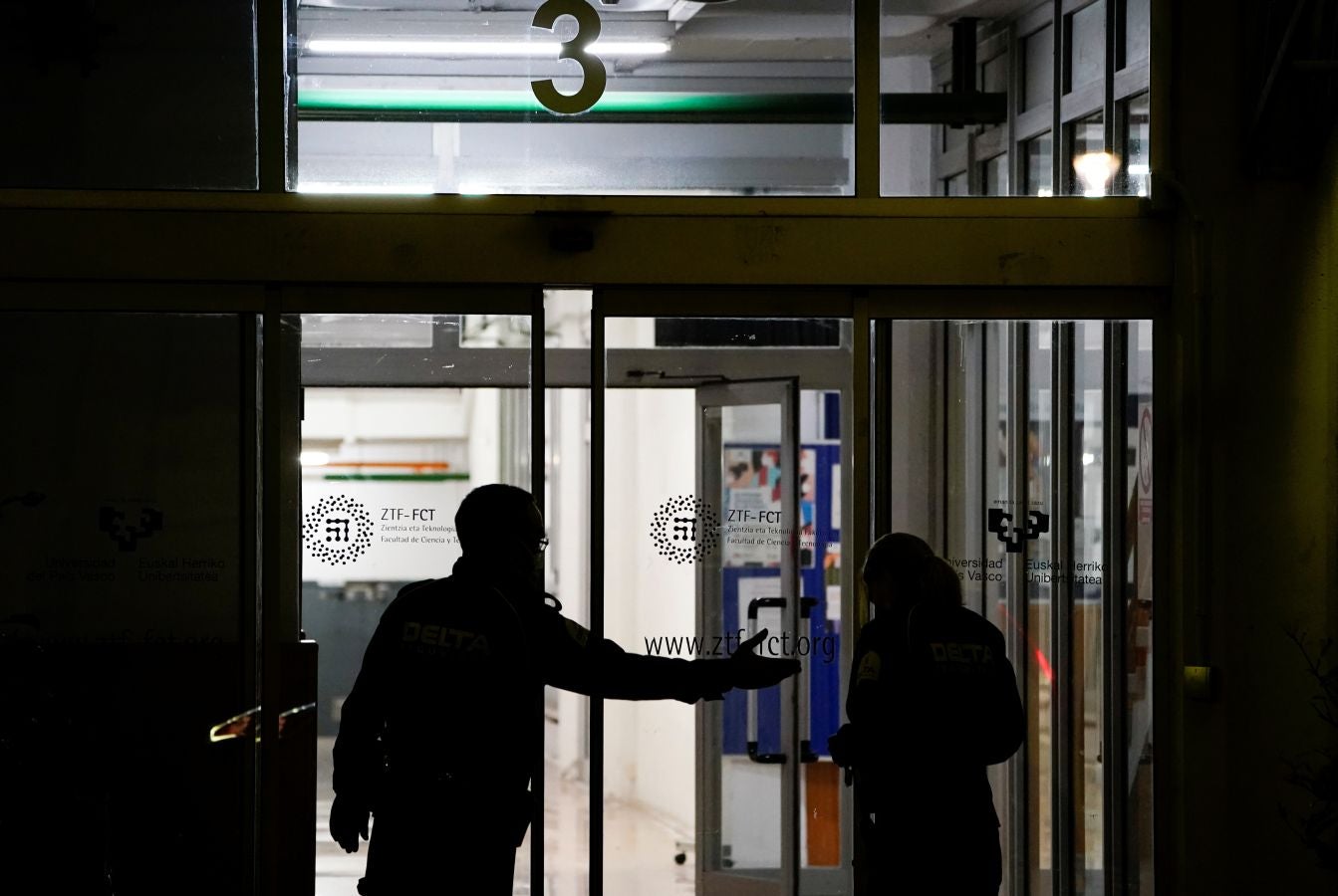 Fotos: Un hombre armado irrumpe en el campus de Leioa de la UPV/EHU