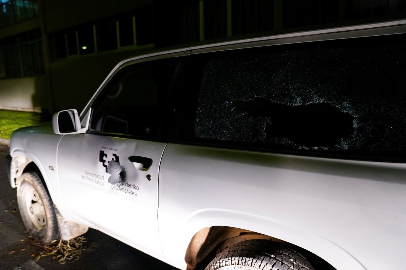 Fotos: Un hombre armado irrumpe en el campus de Leioa de la UPV/EHU