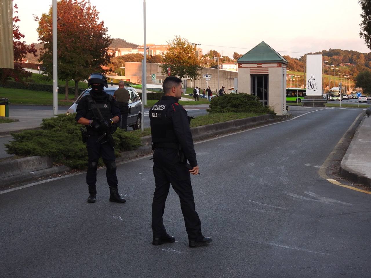 Fotos: Un hombre armado irrumpe en el campus de Leioa de la UPV/EHU