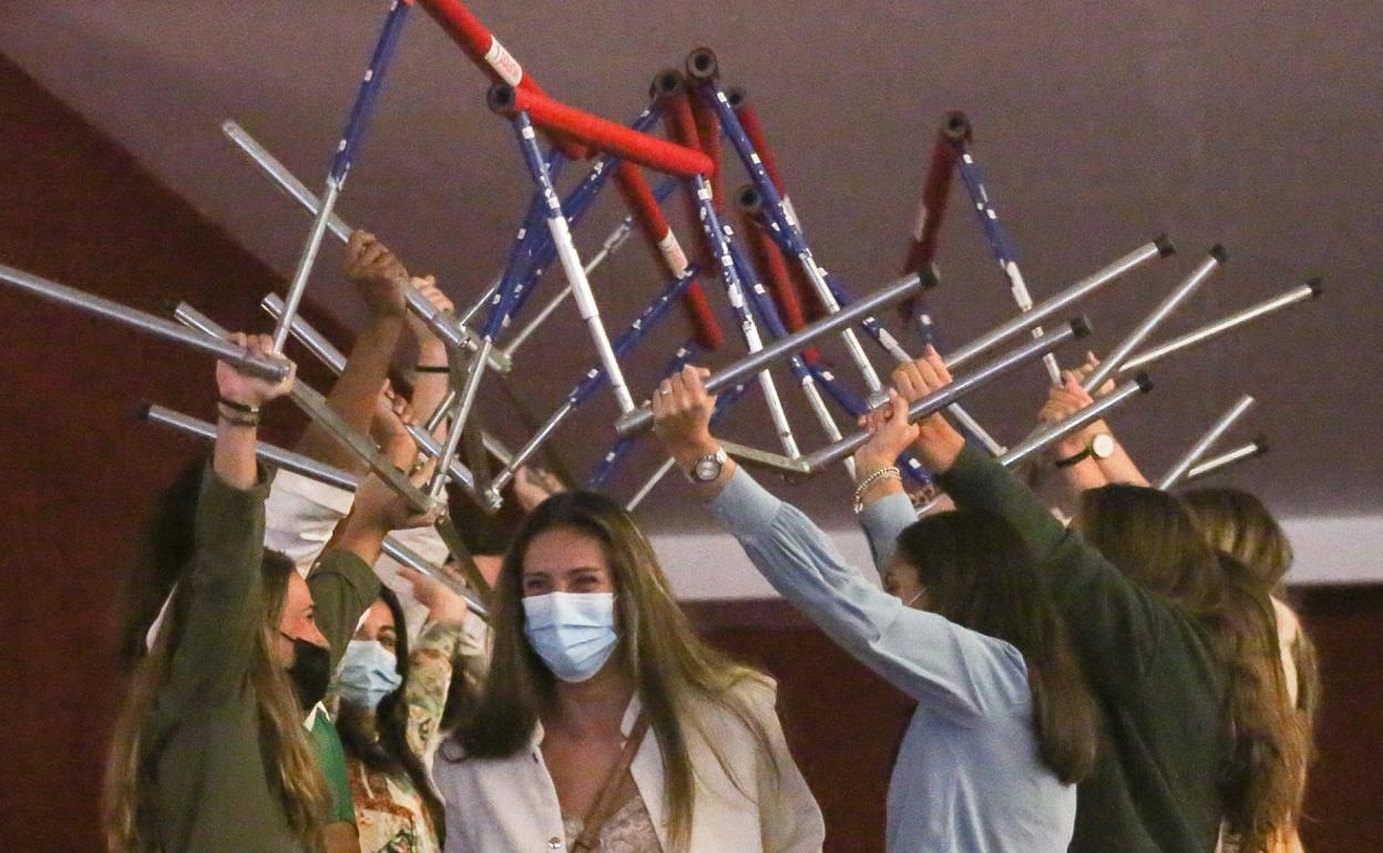 A Teresa Errandonea le hicieron un arco de honor con vallas. 