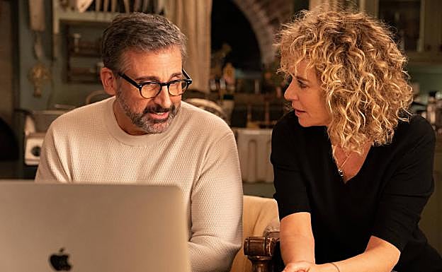Steve Carell y Valeria Golino, en un fotograma de la serie.