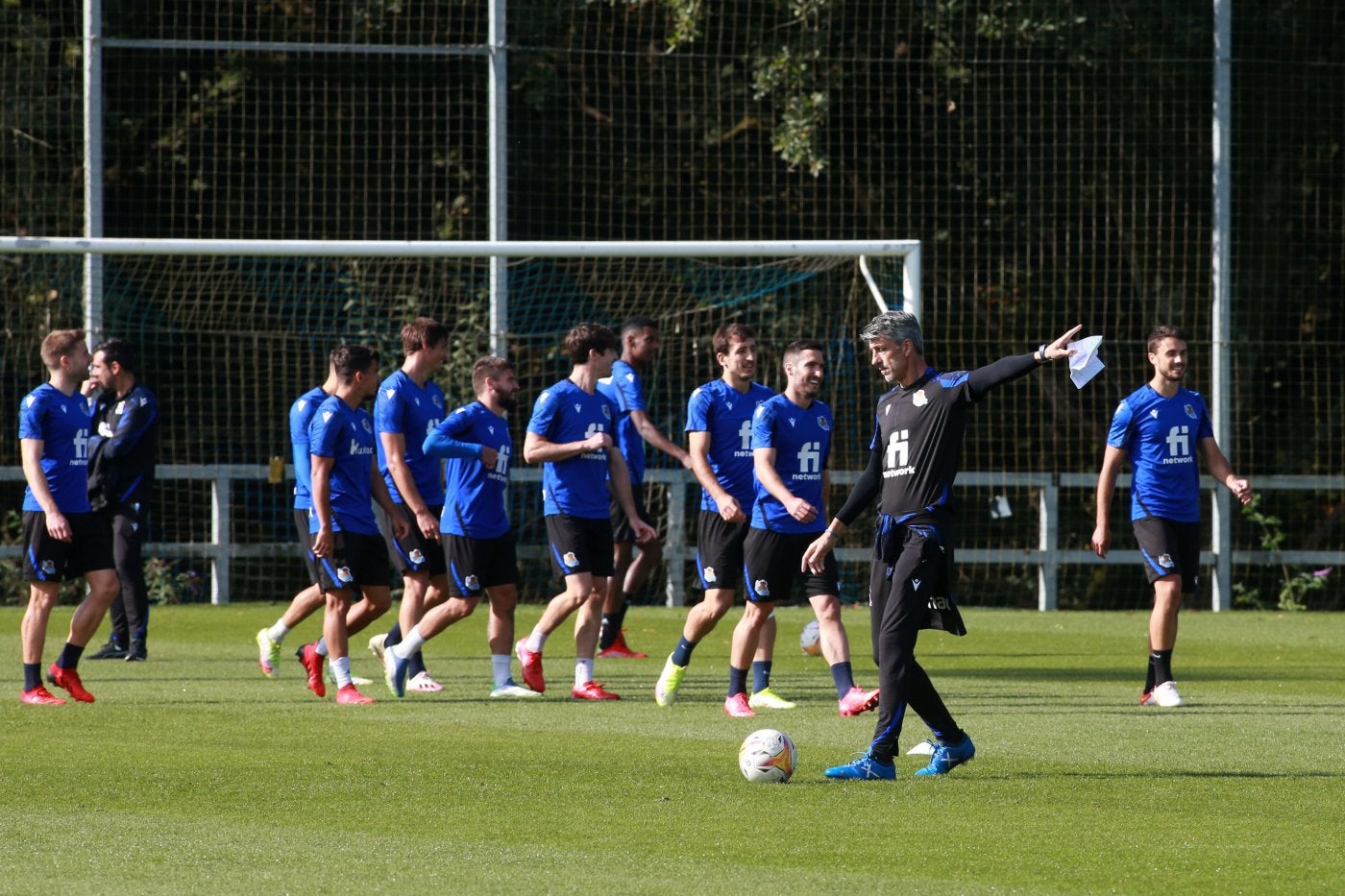 Imanol da indicaciones en el entrenamiento de ayer, con Finetwork ya presente en las equipaciones. 