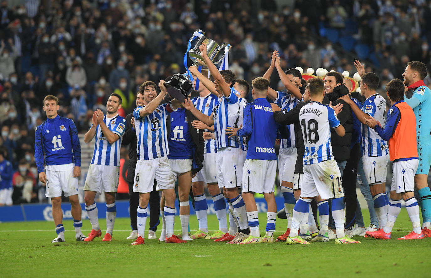 Fotos: Los jugadores sacan a pasear la Copa del Rey ante la afición