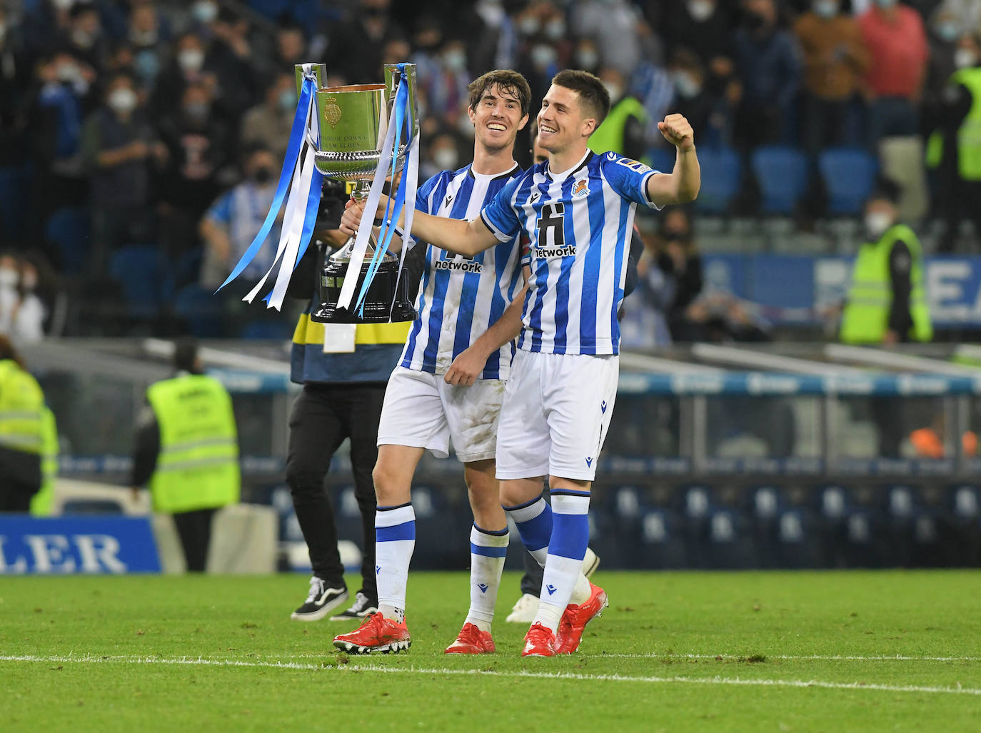 Fotos: Los jugadores sacan a pasear la Copa del Rey ante la afición