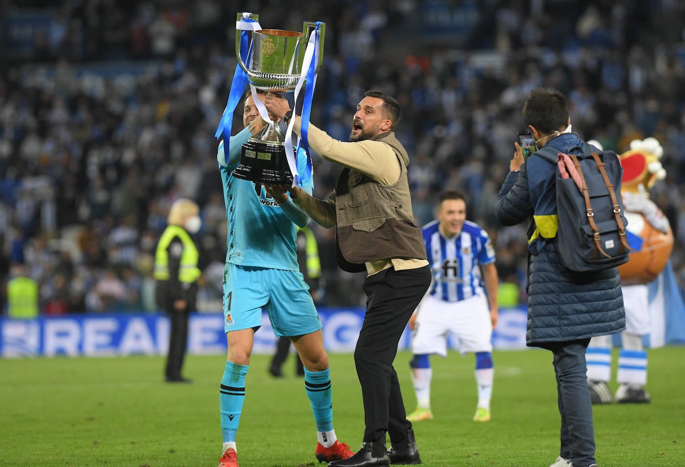 Fotos: Los jugadores sacan a pasear la Copa del Rey ante la afición