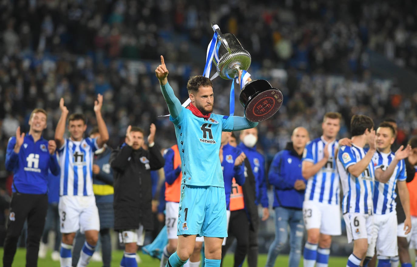 Fotos: Los jugadores sacan a pasear la Copa del Rey ante la afición
