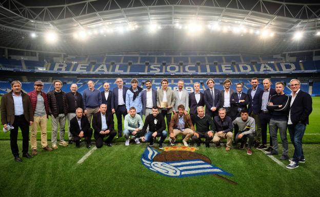 Galería. Trece leyendas de la Real Sociedad y ganadores del DV de Oro, periodistas de El Diario Vasco, así como patrocinadores del galardón, posan sobre el césped del Reale Arena 