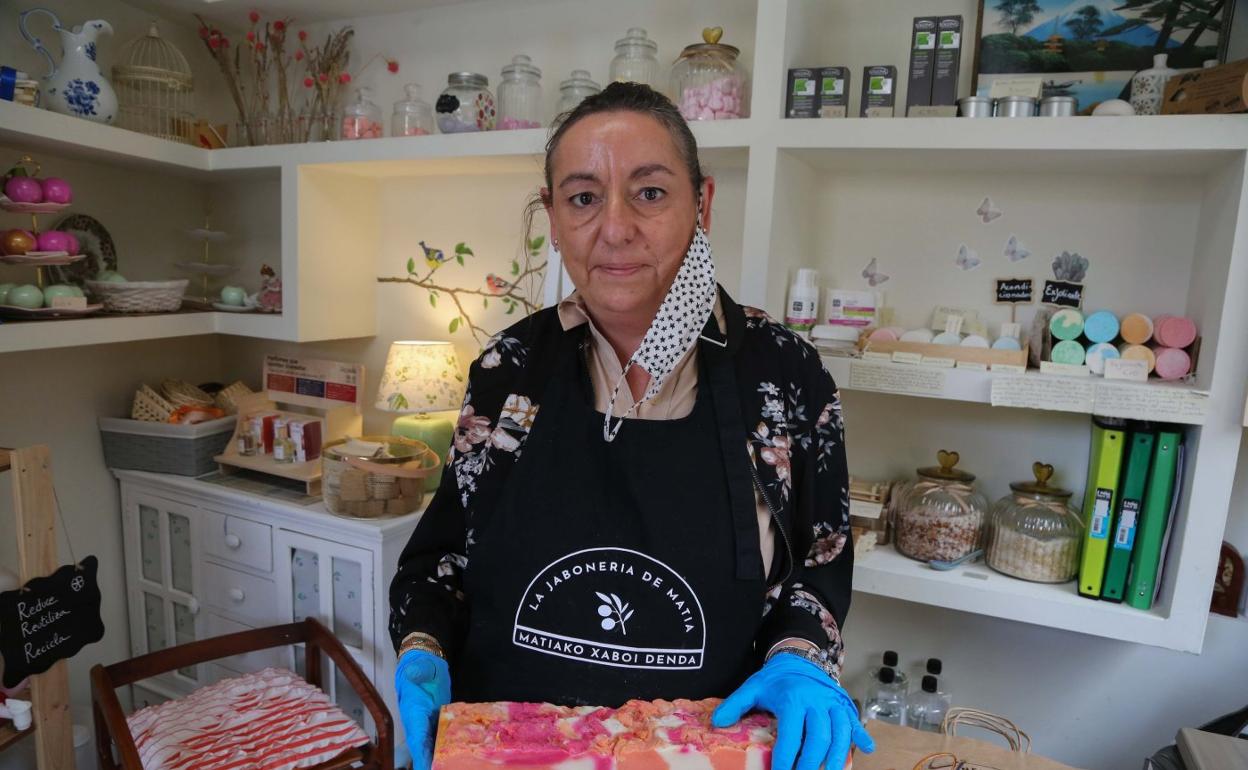 Raquel de Bartolomé regenta La Jabonería de Matia, en el número 11 de esta calle del Antiguo. 